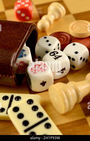 Eine Nahaufnahme verschiedener Classic Brettspielstücke. Stockfoto