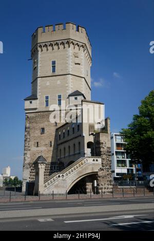 Mittelalterlicher Wehrturm Bayenturm, Teil der Überreste der historischen Stadtmauer von Köln Stockfoto