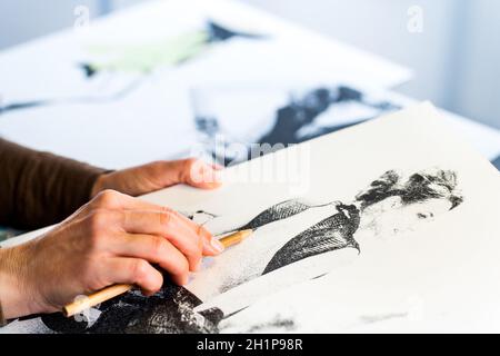 Extreme Nahaufnahme von weiblichen Modedesignern Hand erstellen Mode Skizze. Stockfoto