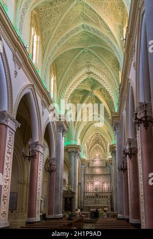 Erice, Sizilien, Italien - 25. August 2017: Bunt beleuchtete Gewölbe der Kathedrale der Himmelfahrt, Hauptkirche in der Stadt Stockfoto