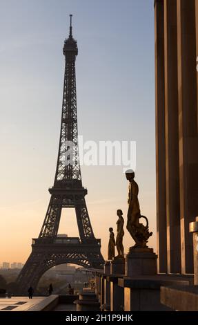 Blick auf den Eiffelturm bei Sonnenaufgang von den Trocadero Gärten, Paris. Stockfoto