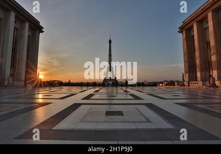Blick auf den Eiffelturm bei Sonnenaufgang von den Trocadero Gärten, Paris. Stockfoto