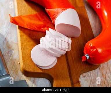 Mortadela Wurst in Scheiben geschnitten auf einer Holzoberfläche Stockfoto