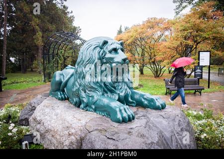 Die Skulptur Lion La Feuille an einem regnerischen Tag im Botanischen Garten von Montreal. Der Löwe wurde von der Stadt Lyon, Frankreich, nach Montreal gespendet. Stockfoto