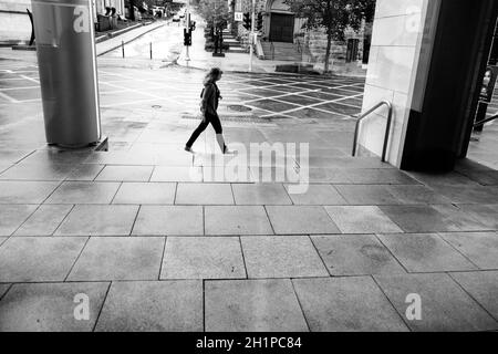 Fußgänger flanieren an einem regnerischen Tag auf der Sherbrooke Street in Montreal, Quebec, Kanada, in der Nähe des Montreal Museum of Fine Arts Stockfoto