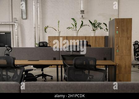 Interieur des modernen Coworking Space ohne Menschen, mit Tischen und Stühlen. Stockfoto