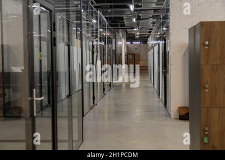 Modernes leeres Büro mit Glaswänden, Einrichtung im Loft-Stil. Perspektivische Ansicht. Stockfoto