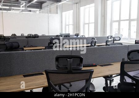 Interieur des modernen Coworking Space ohne Menschen, mit Tischen und Stühlen. Stockfoto