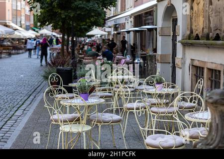 Danzig, Polen - 6. September 2020: Bierkneipen und Cafés in der Piwna Straße in Danzig Stockfoto