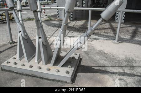 Stützenhalterung aus Stahl mit Schrauben und Muttern. Stockfoto