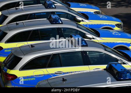 Mehrere markierte Polizeiautos in Deutschland stehen nebeneinander. Draufsicht. Stockfoto
