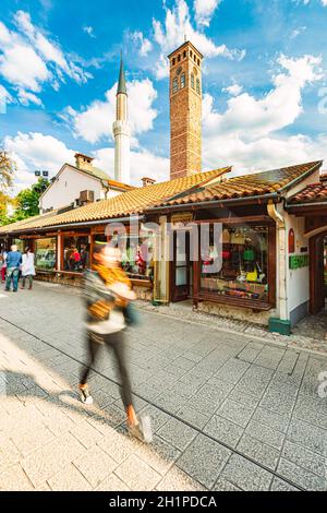 SARAJEVO, BOSNIEN UND HERZEGOWINA - 9. SEPTEMBER 2015: Baščaršija ist der alte Basar von Sarajevo und das historische und kulturelle Zentrum der Stadt. Baščarši Stockfoto