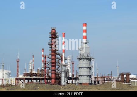 Destillationskolonnen, Rohre und andere Ausrüstung-Öfen-Raffinerie. Die Öl-Raffinerie. Ausrüstung für primären Erdölverarbeitung. Stockfoto