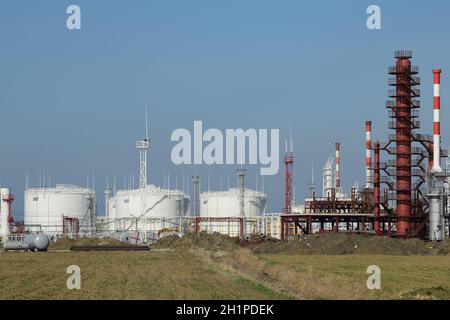 Destillationskolonnen, Rohre und andere Ausrüstung-Öfen-Raffinerie. Die Öl-Raffinerie. Ausrüstung für primären Erdölverarbeitung. Stockfoto