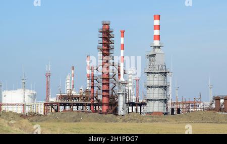 Destillationskolonnen, Rohre und andere Ausrüstung-Öfen-Raffinerie. Die Öl-Raffinerie. Ausrüstung für primären Erdölverarbeitung. Stockfoto