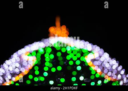 Festliche unscharfe Kulisse der Kugel in Form eines weihnachtsbaums. Party Lichter. Neujahrsfest Stockfoto