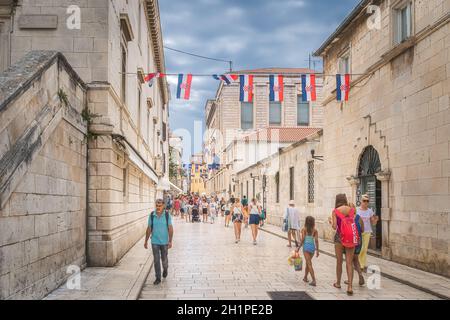 Zadar, Kroatien, Juli 2019 Touristen besuchen schöne, enge Straßen der Altstadt von Zaton mit alten, frühen romanischen Architektur Stockfoto