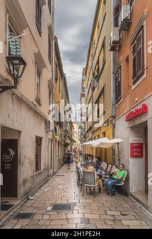 Zadar, Kroatien, Juli 2019 Touristen entspannen sich in Restaurants im Freien in engen Gassen der Altstadt Stockfoto