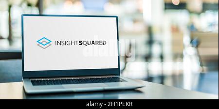 POZNAN, POL - 12. NOV 2020: Laptop-Computer mit Logo von InSightSquared, dem „Betriebssystem“ für wachstumsstarke Vertriebsteams Stockfoto