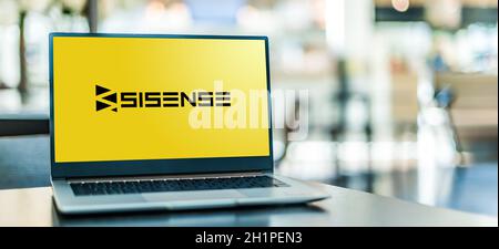 POSEN, POL - 12. NOV 2020: Laptop-Computer mit Logo von Sisense, einem Unternehmen für Business Analytics Software Stockfoto