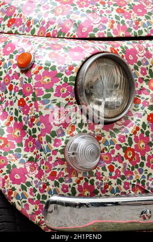 PARIS, FRANKREICH - CA. MÄRZ 2010: Detail eines Fiat 500, umwickelt mit einer blumigen Vinylfolie Stockfoto