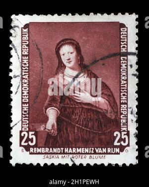 Die in der DDR gedruckte Briefmarke zeigt das Gemälde Saskia mit roter Blume, von Rembrandt, aus der Serie berühmte Gemälde der Dresdner Galerie, um 1957. Stockfoto