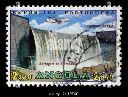 Briefmarke gedruckt in Angola zeigt Cambambe Dam, Cambambe Wasserkraftwerk auf Kwanza Fluß, ca. 1965 Stockfoto