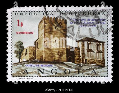 Stempel in die portugiesische Angola gedruckt zeigt Belmonte Burg, Pedro Alvares Cabral, ca. 1970 Stockfoto