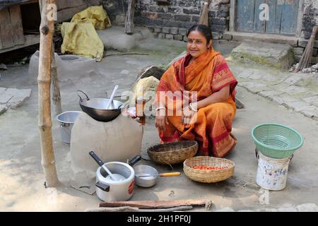 Traditionelle Art der Zubereitung von Essen am offenen Feuer in der alten Küche in einem Dorf, Kumrokhali, Westbengalen, Indien Stockfoto