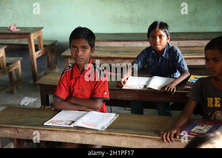 Kinder in der Schule. Der Name der Schule ist der Name des berühmten kroatischen Missionars Pater Ante Gabric in Kumrokhali, Westbengalen, Indien. Stockfoto