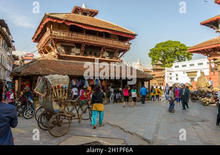 KATHMANDU, NEPAL - CA. MÄRZ 2014: Kasthamandap Tempel auf dem Kathmandu Durbar Platz. Sie wurde durch das Erdbeben in Nepal 2015 zerstört. Stockfoto