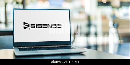 POSEN, POL - 12. NOV 2020: Laptop-Computer mit Logo von Sisense, einem Unternehmen für Business Analytics Software Stockfoto