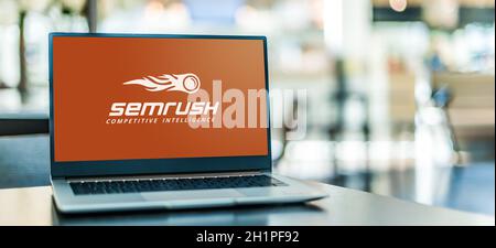 POZNAN, POL - NOV 12, 2020: Laptop-Computer mit Logo von SEMrush, einem Marketing Toolkit für Digital Marketing Professionals Stockfoto