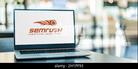 POZNAN, POL - NOV 12, 2020: Laptop-Computer mit Logo von SEMrush, einem Marketing Toolkit für Digital Marketing Professionals Stockfoto