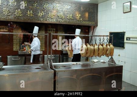 Köche bereiten im ursprünglichen Restaurant Quanjude in der Qianmen-Straße in Peking, China, eine Entenröstung zu Stockfoto