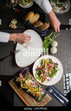 Torten mit Hühnerleber, Kartoffeln, Fleisch, Kohl. Pilzkuchen. Gekochte Muscheln mit Gewürzen. Stockfoto