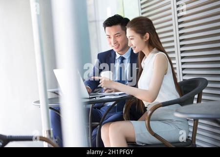 Geschäftsleute, die im Freien arbeiten Stockfoto