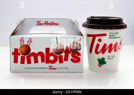 Calgary, Alberta. Kanada. Januar 29 2021. Weihnachten Tim Hortons Kaffee und Timbits Box auf weißem Hintergrund Stockfoto