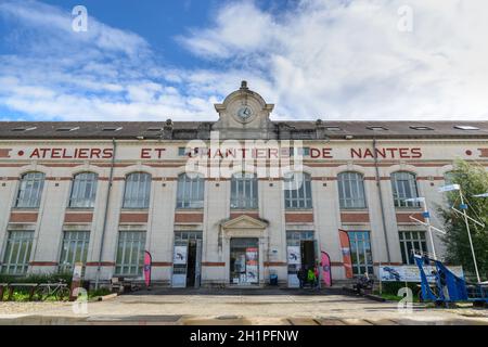 NANTES, FRANKREICH - CA. SEPTEMBER 2015: Nantes Werft (Ateliers et Chantiers de nantes) Gebäude Fassade. Es ist jetzt Teil der Universität Nantes. Stockfoto