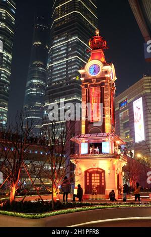 Disney Clock Tower Nachtansicht auf Pudong von Shanghai, China Stockfoto