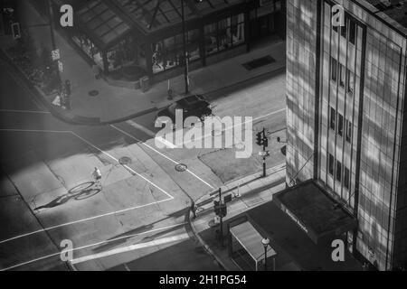 Fahrradfahrer und Schatten von oben auf der Sherbrooke Street in Montreals Golden Square Mile am Fuße des Mont Royal. Stockfoto