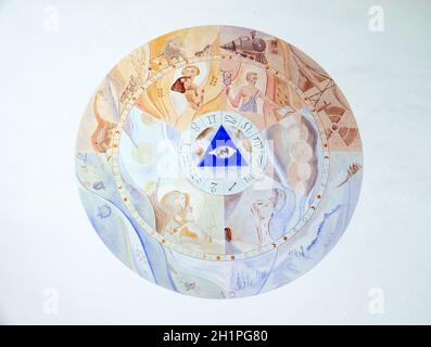 Gott das all-sehende Auge, Fresken an der Fassade der St. Georg Kirche in Lüsen, Italien Stockfoto