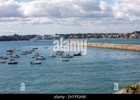 St. Malo, Frankreich - 14. September 2018: Yachten und Boote im Hafen von Saint-Malo, Bretagne, Frankreich günstig Stockfoto