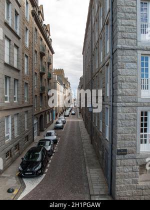 Saint-Malo, Frankreich - 14. September 2018: Schmale Straße in St Malo, Bretagne, Frankreich Stockfoto