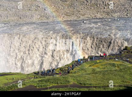 Dettifoss, Island - 23. Juli 2017: Dettifoss ist der mächtigste Wasserfall auf Island. Es ist in Jokulsargljufur Nationalpark im Nordosten Stockfoto