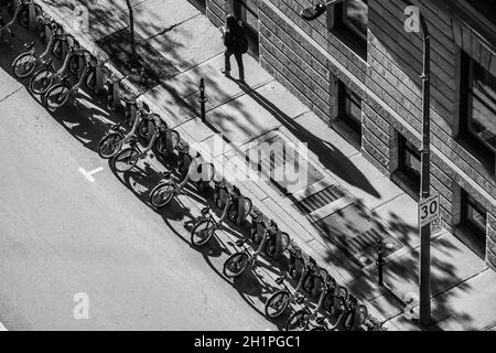 Fahrradfahrer und Schatten von oben auf der Sherbrooke Street in Montreals Golden Square Mile am Fuße des Mont Royal. Stockfoto