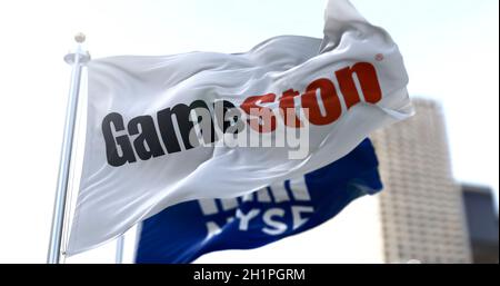 New York, USA, 28. Januar 2021: Flaggen von Gamestop und der NYSE winken im Wind. Am 28. Januar 2021 erhöhte der Short Squeeze von GameStop die Aktie Stockfoto