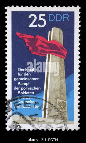 Gedruckt in DDR Stempel zeigt Denkmal für den gemeinsamen Kampf der polnischen Soldaten und deutscher Antifaschisten, ca. 1972. Stockfoto