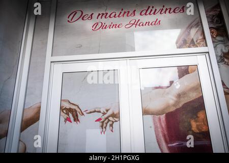 Sign on ein Montreal Maniküre Salon imitiert Michelangelos 'Creation of Adam' und enthält rote Fingernagelpolitur. Stockfoto