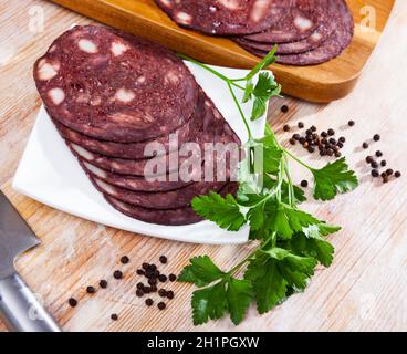 Dünne Scheiben katalanischer schwarzer Botifarra mit Kräutern und Gewürzen Stockfoto